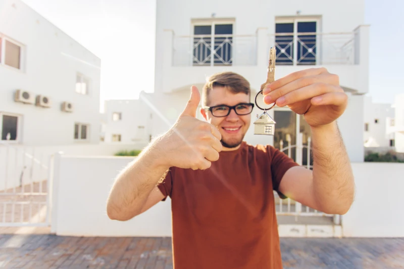 Man with ket to new home